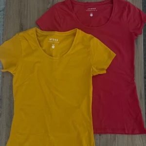 Två färgglada t-shirts från NO365 - Två basic t-shirts från NO365 i storlek XS. En är knallgul och den andra är röd, båda med rund halsringning och kort ärm. 50kr/st, 80kr båda!