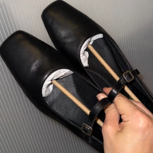 Vagabond svarta ballerinaskor i läder - Stilrena svarta ballerinaskor från Vagabond i skinn med fyrkantig tå och smal rem med spänne över foten. Snygg minimalistisk design som passar till många outfits. Platt sula och klassisk look, perfekta för dig som gillar enkel och tidlös stil. Endast använda en gång så de är i mycket bra skick💕