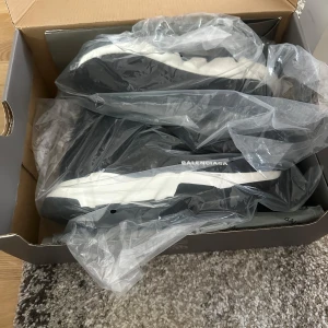 Balenciaga svarta och vita sneakers - Säljer ett par paleciaga skor jag fick i present eftersom att storleken inte passar mig dom är helt nya , box följer även med kvitto också storlek 43
