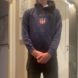 Marinblå hoodie från GANT - Marinblå hoodie från GANT. Barnstorlek 146-152 cm.