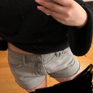 Grå jeansshorts  - Snygga grå jeansshorts från lager 157. Shortsen är lågmidjade och i mycket bra skick!