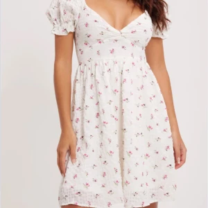 Vit blommig kortklänning - Supersöt vit kortklänning från Vero Moda  med rosa blommor och puffärmar. Perfekt för sommarens alla tillfällen!💕
