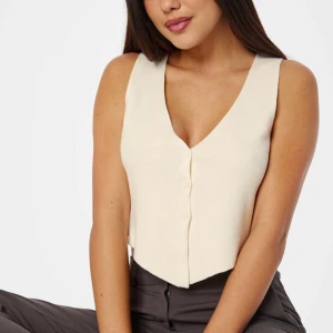 Vit topp bubbleroom - Vit väst liknande topp från bubbleroom i storlek xs. Sitter väldigt fint på! Aldrig använd, endast testad💓 