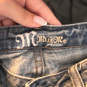 Vintage Miss Me low waist bootcut jeans  - Säljer ett par vintage Miss Me jeans som är sååå fina!! Midjemåtten är 38,5cm och innerbenslängden 81cm. Dem sitter jättefint!! Dem kan ha några fläckar men dem syns inte så mycket ❤️