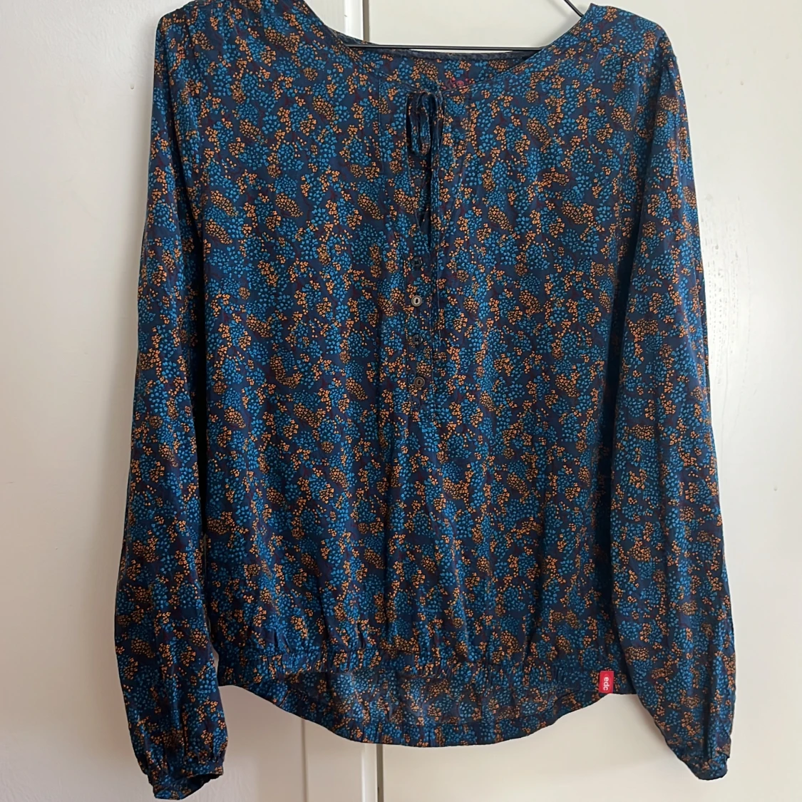 Blommig blus från Esprit i blått och orange