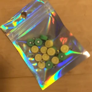 Pack med Färgglada fruktberlocker till smycken - Säljer ett pack med 15 st söta berlocker i form av citron- och kiwiskivor, perfekta att använda till egna armband, halsband eller örhängen. Berlockerna är runda, i gult och grönt, och har små metallöglor för enkel montering. Superkul detalj för att skapa unika smycken! Det är 6 st kiwi berlocker och 9 st citron berlocker!💞