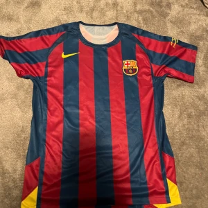 FC Barcelona Ronaldinho tröja Nike - Säljer en klassisk FC Barcelona fotbollströja från Nike med Ronaldinho och nummer 10 på ryggen. Från champions league finalen 2006, storlek L 