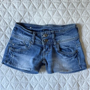 Low jeansshorts  - Midjemått: 31cm. Kolla in min profil och följ för fler plagg🙌