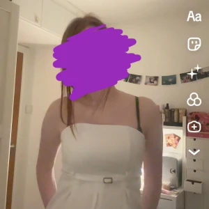 vit blus - Säljer då den inte kommer till användning, bara använd en gång för ett år sedan, sen dess har den bara legat i min garderob, vilket är synd eftersom den är otroligt fin. vet ej vart den kommer ifrån men vet att den är några år gammal då jag fick den av min familjemedlem som inte använt den på flera år. vid frågor eller önskemål om fler bilder hör av dig!❤️pris diskuterbart