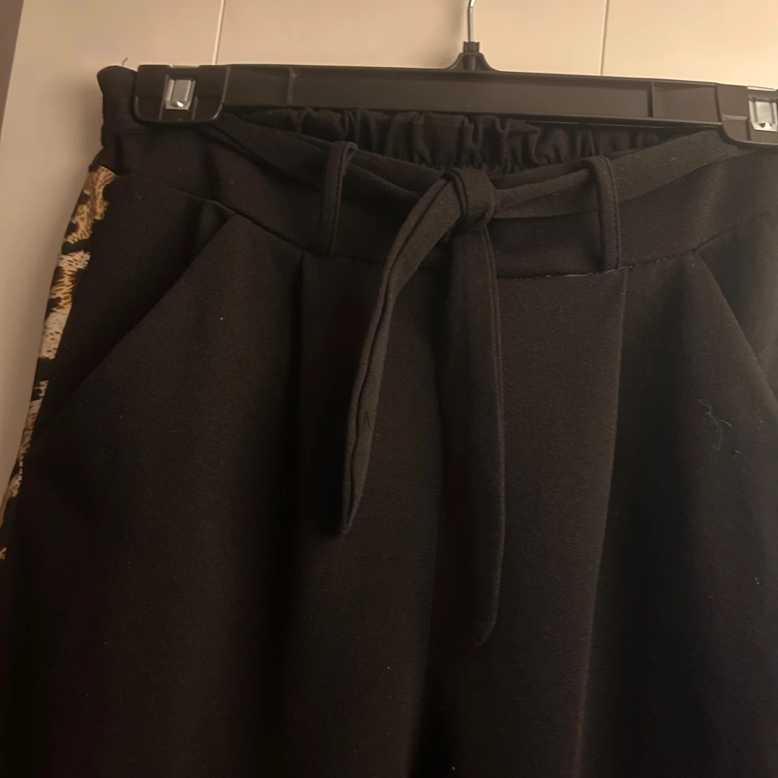 Svarta mjukisbyxor med leoparddetaljer - 3