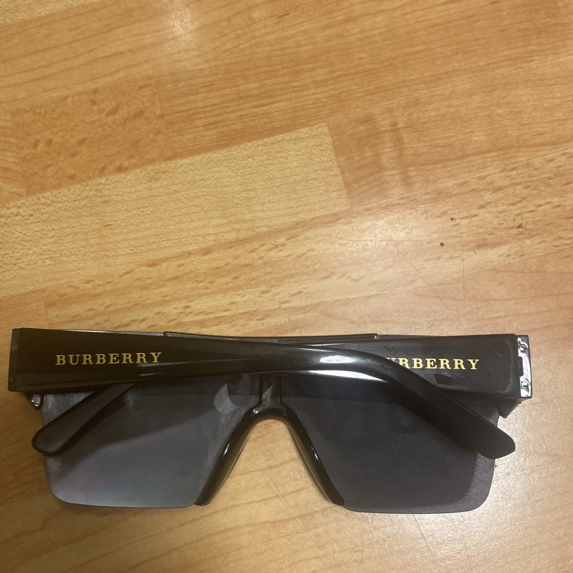 Burberry svarta solglasögon shield - 1