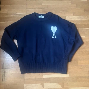 Ami Paris sweatshirt  - Säljer en riktigt snygg samt eftertraktad mörkblå stickad tröja från Ami. 💙Tröjan är inprincip helt ny då den endast testade en gång men var inte riktigt min stil. Cond: 9/10. Passar perfekt nu inför våren eller även på sommarkvällar 💫. Hör gärna av er vid fler frågor!!! 