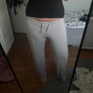 Beiga/grå mjukisbyxor med snörning - Säljer ett par beiga/grå mjukisbyxor med breda ben och snören i midjan. Byxorna har en loose fit och är perfekta för chill dagar. Mjukt material och enkel design som passar till allt. Helt nya bara lappen är borttagen men är tyvärr för korta på mig som är 170 med långa ben.
