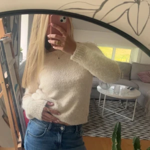 Beige stickad tröja - Superskön beige stickad tröja från veromda. Tröjan är i stort sett ny, använd 2 ggr och har inge slitage.💛