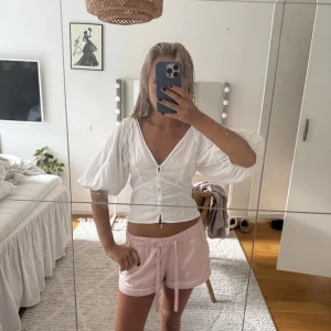 Vit blus - Sååå sjukt snygg vit blus ifrån hm med supersöt passform!!💞💞💞