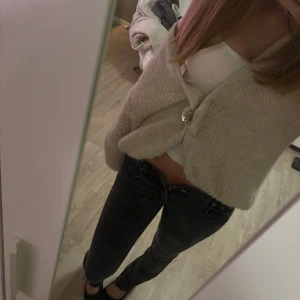 Svarta bootcut jeans från Zara - Säljer ett par svarta jeans från Zara med bootcut-modell. Jeansen har låg midja. Materialet är stretchigt och sitter snyggt på kroppen. Perfekta om du gillar en smal passform upptill och lite utsvängda ben. Säljer då de blivit för små. Skriv för frågor eller funderingar!!