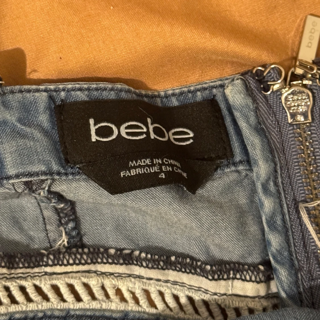 Blå jeans jumpsuit med cut-outs från Bebe - 3