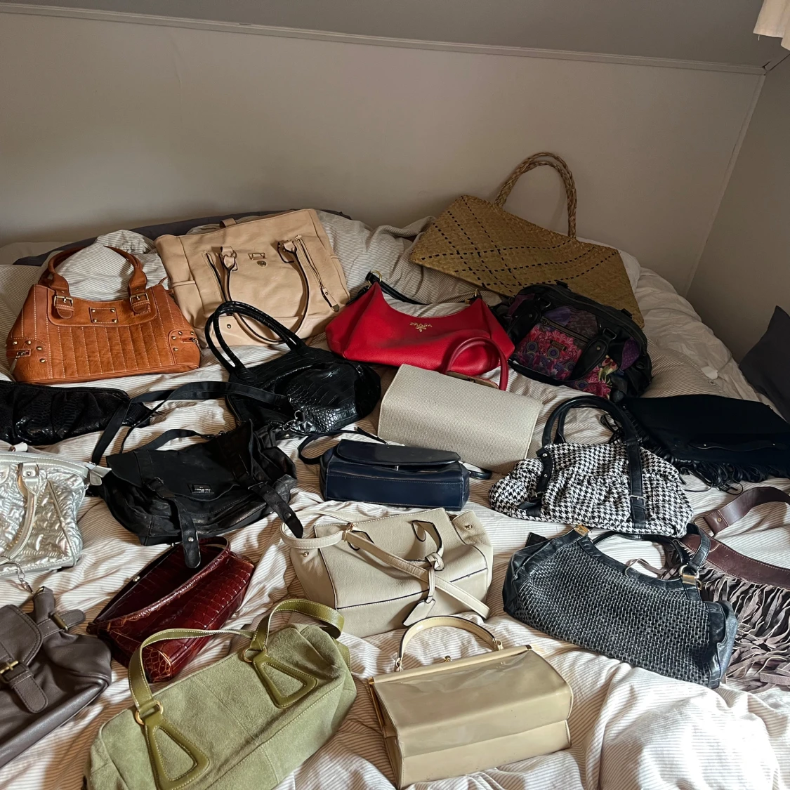 Samling av trendiga väskor i olika stilar