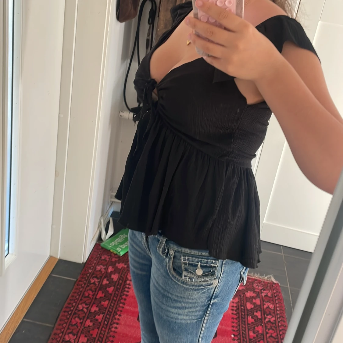 Svart blus med knyt och volang - 2