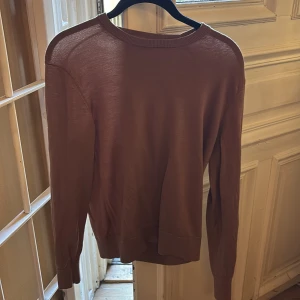 Beige tunn tröja från Uniqlo XS - Säljer en tunn och stilren beige tröja från Uniqlo i storlek XS.  Skönt material och den håller bra. Tröjan är andvänd och kan andvändas mycket mer! Skriv i dm om du vill veta mer 