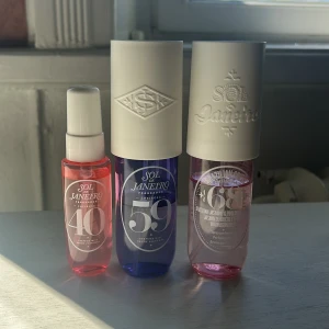 Sol de Janeiro parfym mist trio - Tre Sol de Janeiro parfym mist i : 40 (röd), 59 (lila) och 68 (ljusrosa). 59 och 68 är använda men 40 är helt oanvänd endast testad! 59 och 68 är 50 ml medans 40 är 30ml. Se bild på hur använda! Nypris är 299kr styck men säljer alla i ett kit för 400kr! Kontakta mig om du vill köpa endast 1 eller 2 så diskuterar vi pris!🥰