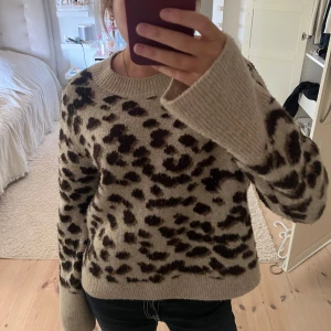 Leopard Stickad 🐆🐆 - Köptes här på plick, säljer då den inte används💛💛. Köparen står för frakt, använd gärna ”köp nu” 😚😚 Den passar mer som en S men den är egentligen i M.