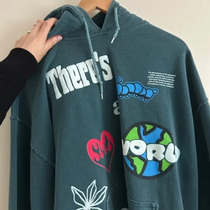 Hoodie urban outfitters - Supercool hoodie från Urban outfitters! Herrstorlek M men kan även passa mig som har S och är 169. Snygg som oversized hoodie💚💚💚💚