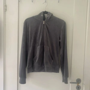 Grå velour hoodie från Gina Tricot!💞 - Mjuk och skön grå hoodie i velour från Gina Tricot. Tröjan har huva, lång ärm och fickor framtill. Perfekt för chill dagar eller när du vill ha en avslappnad look!💞