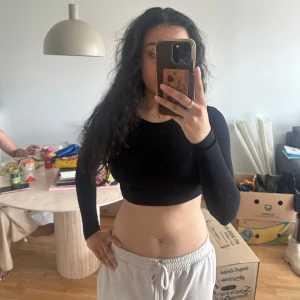 Svart tränings tröja  - - var en del av ett tränings set men har inte kvar byxorna - helt oanvänd 