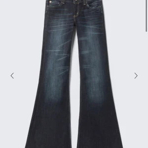 Cheap monday weekday jeans - helt oanvändna och utsvängda lågmidjade jeans💕💕är villig att prissänka 🩷🩷🩷skriv privat för fler egna bilder🩷Färgen heter star blue🩵🩵