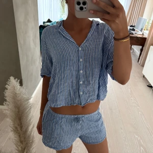 Blå randigt set - Fint blått randigt sett från Weekday💙