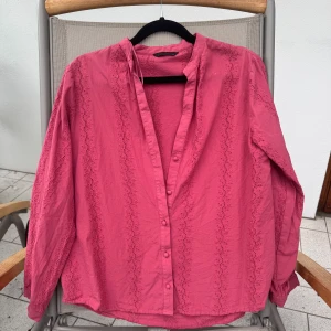 Supertrevlig blus❣️❣️ -  En blus från Zara i jättebra skick i superhärlig färg❣️