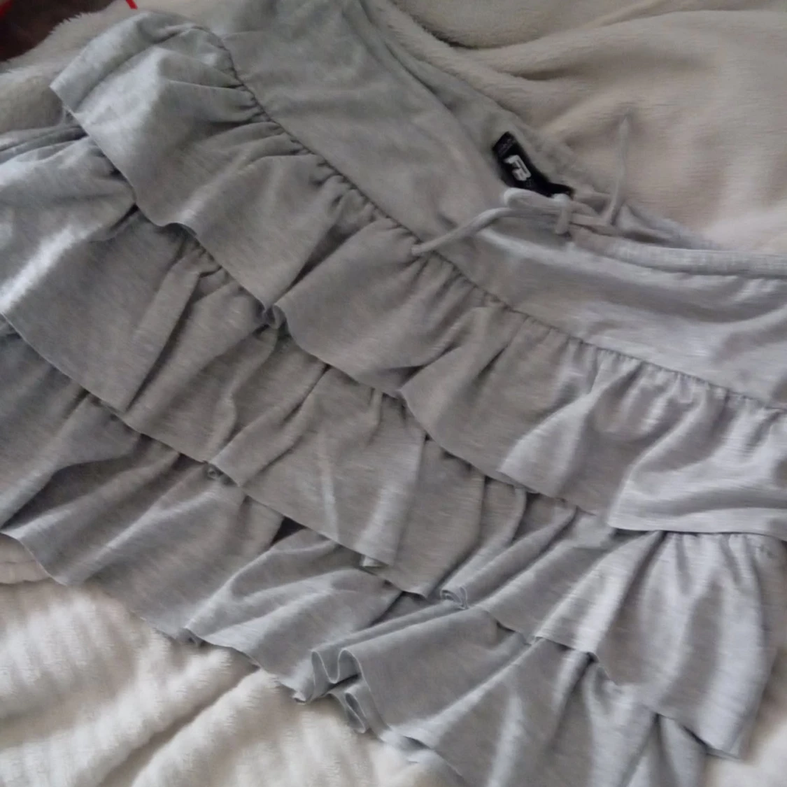 Grå volangkjol med knyt i midjan - 1