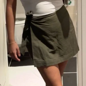 Grön linnekjol - Linnekjol som knuts omlott. Använd under ett tillfälle. Kan passa en 34 - xs