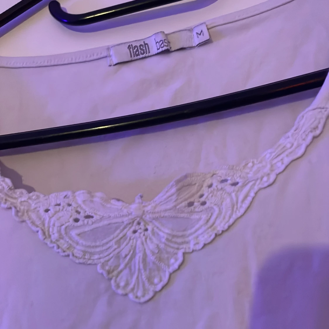 Vit blus med spets från Flash - 1