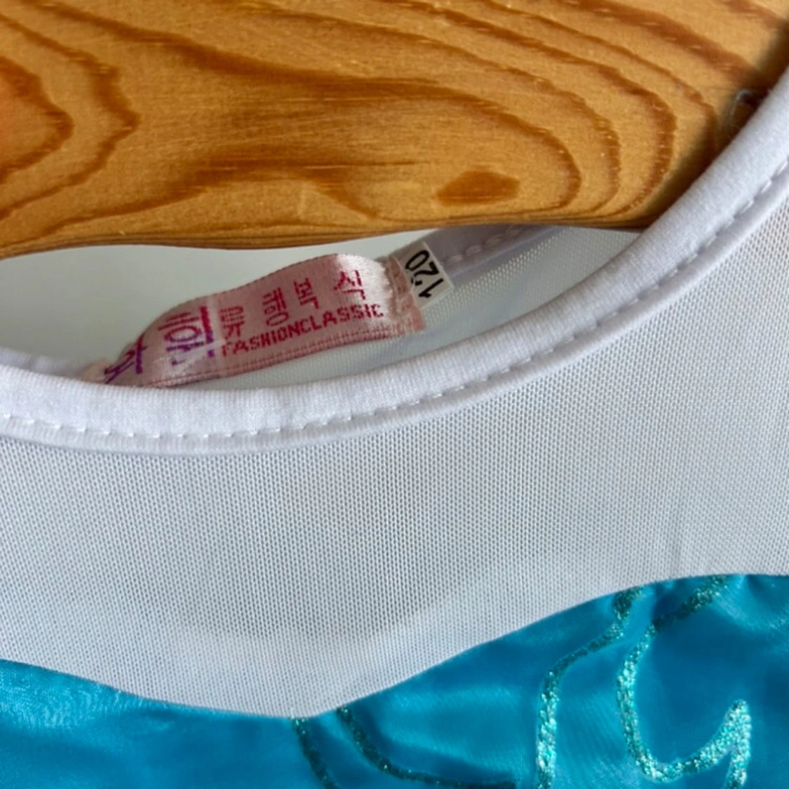 Blå prinsessklänning med glitterdetaljer - 2