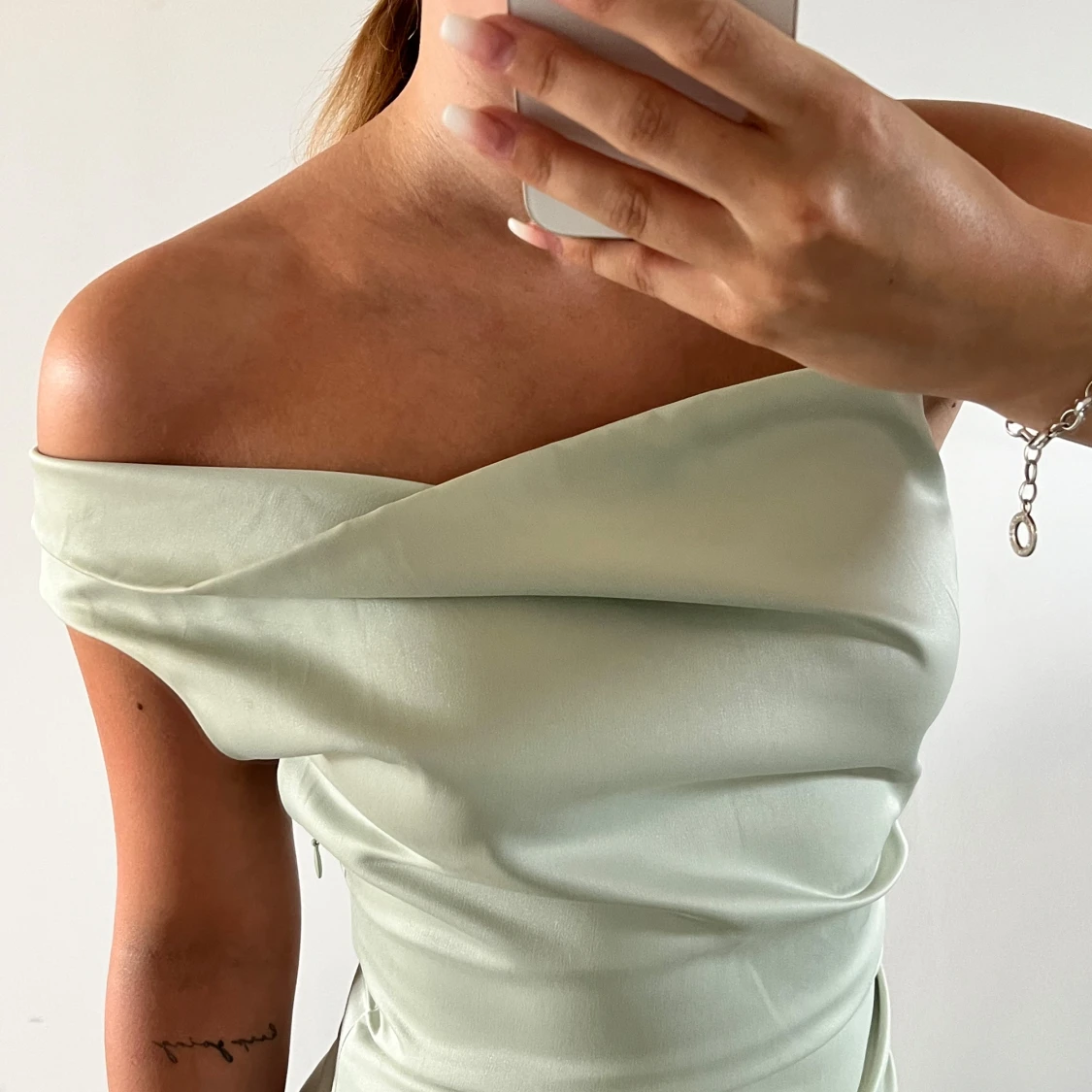 Ljusgrön långklänning med slits - 1