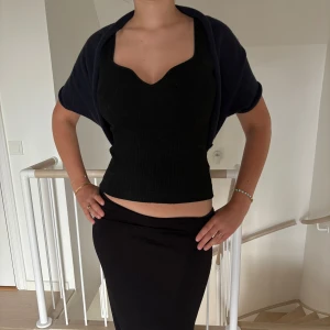 Stickad bolero - Superfin stickad bolero som passar M-L. Enkel och stilren design som passar till många outfits.🩵