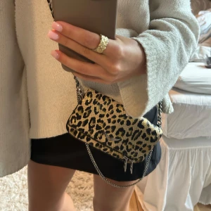 Zadig väska  - Säljer denna skitcoola Zadig väskan då den inte kommer till användning. Både långt och kort axelband!💕💕