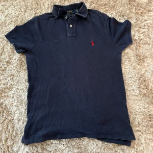 ralph lauren pike - modell| custom slim fit| storlek s| skick 9/10 inga defekter| pm för mer info!