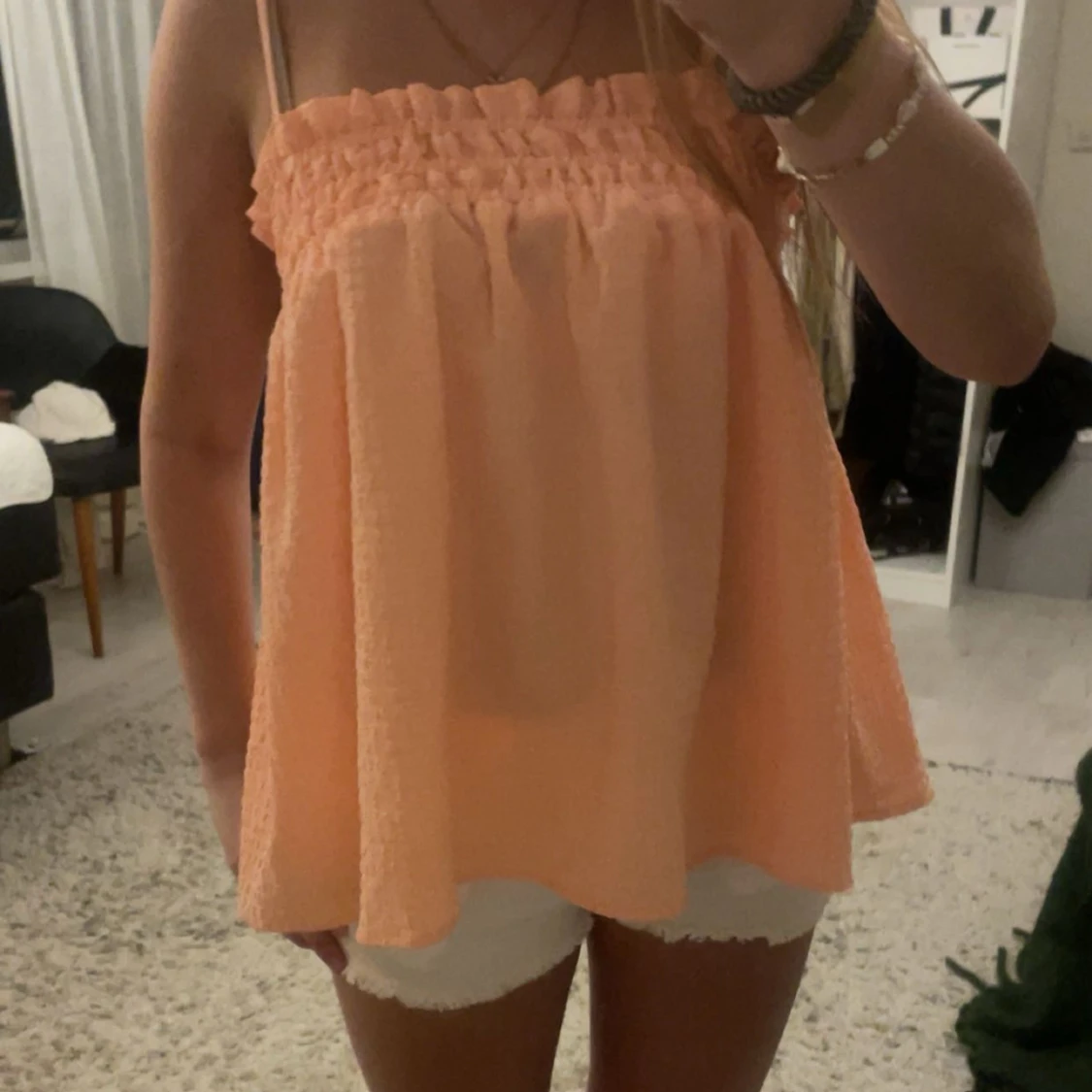 Ljusrosa ärmlös linnetopp med smock - 1