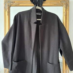 Höstkappa - En kappa ifrån pieces som är i storlek L i fint skick, använd några få gånger. Tillkommer midje band så man kan knyta den runt midjan. Alla plagg tvättas innan dom fraktas och säljaren står själv för frakten, jag står inte för postens slarv!!          Vid frågor skriv gärna☺️