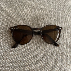 Ray Ban solglasögon  - Säljer ett par otroligt fina ray ban solglasögon i mycket fint skick som har använts lite till och från ett tag, inga defekter eller liknande och pris kan diskuteras vid snabb affär✌🏻👌🏻