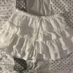 Gina tricot kjol - Super söt volang kjol från Gina tricot, stolek xxs men passar även xs. Aldrig använd 