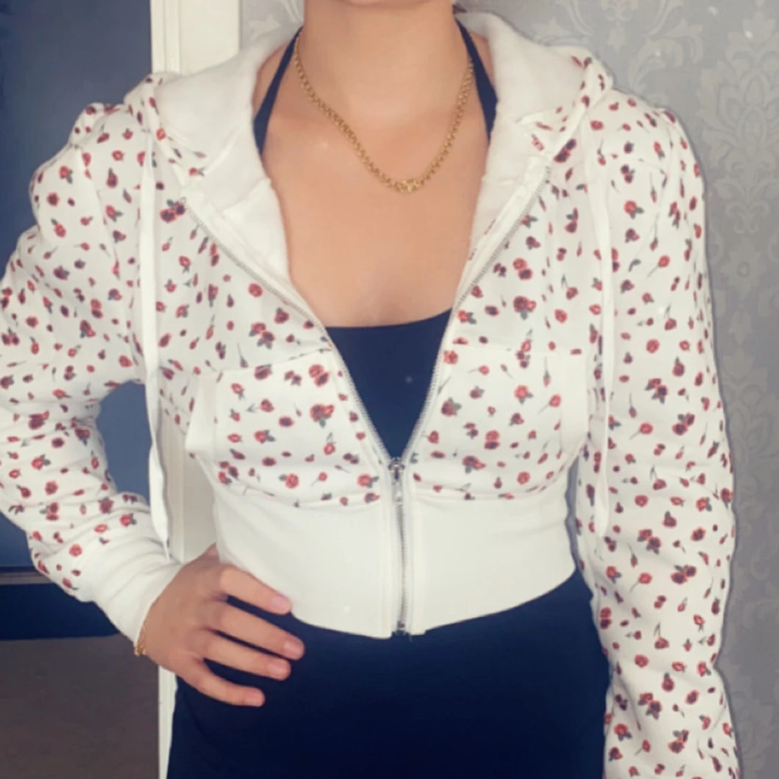 FashionNova - Vit croppad hoodie med rosor