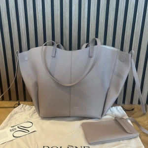 Polene tote large - En fin polene tote väska, denna modellen är large. Inga större skador eller repor på den förutom några små lösa trådar. Färgen heter taupe. Skriv vid någon fundering✅