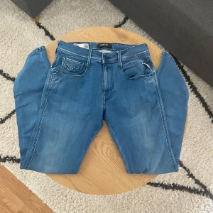 Ljusblå Replay - Tjena👋 Säljer nu dessa snygga ljusblåa jeans från Replay med klassisk femficksdesign och broderade bakfickor👖 Modellen har normal passform och midwaist. Jeansen är tillverkade i mjukt denimtyg och har subtila slitningar framtill för en cool look🔥  Storleken är W31(38cm) L32(102cm)📐  Vid fler frågor: Meddela oss📩