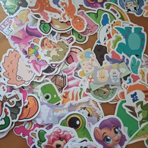 Samlingsbok med söta djurstickers - En färgglad samling med stickers i bokform, fylld av gulliga djur, fantasifigurer och roliga motiv. Perfekt för dig som älskar att dekorera, pyssla eller samla på unika och charmiga stickers. Passar både unga och unga vuxna som vill sätta personlig prägel på sina saker. Cirka 92 stycken