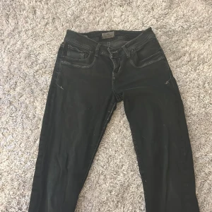 Svarta jeans från ltb - Svarta jeans från ltb med snygga kontrastsömmar och klassisk femficksdesign. Jeansen har en bootcut ish passform och normal midja. Materialet är mjukt och stretchigt för extra komfort. Bakfickan har en unik broderad detalj som sticker ut. Mina favorit jeans sen längesedan men slutat använda då jag skaffat ett nytt par, dom sitter som alla andra valerie ltb jeans!