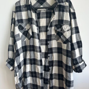 Skjorta  - Rutig skjorta, har själv kavlat upp ärmarna men det kan man självklart ta bort om man så vill. Har dock klippt bort bandet för att knyta då jag tyckte det var för högt upp och finare utan